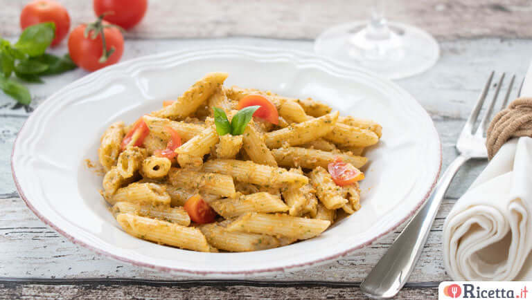 Pasta fredda con crema di pomodorini e basilico