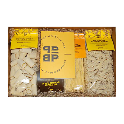 Box Assaggio - BOX regalo contenente 4 pacchi di tipi differenti di pasta e ricettario omaggio. Pasta di semola di grano duro 100% italiano, molito e coltivato in Italia. Trafilatura al bronzo essiccazione lenta a bassa temperatura. Semola di grano duro, acqua. Contiene glutine. Può contenere trace di soia. Tempo medio di conservazione 24 mesi. PACCHERI, RUSTICI - VALORI NUTRIZIONALI riferiti a 100 g: Energia: 350kcal-1460kj; Carboidrati: 74 g; Zuccheri: 2,1 g; Fibre alimentari: 3,4 g; Proteine totali: 12,