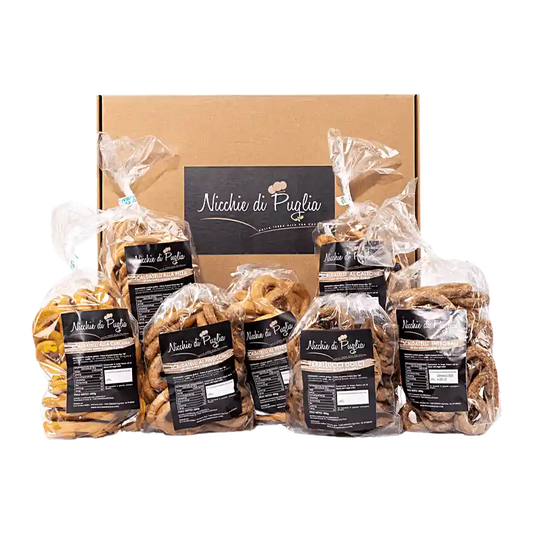 Box Taralli - Box taralli racchiude in un solo box tutti sapori e il calore della Puglia.Interamente fatti a mano proprio come si faceva una volta, con olio extra vergine d'oliva.Allinterno troverai:- scaldatelli alla curcuma- scaldatelli al grano arso- scaldatelli ai cereali- scaldatelli al calzone- scaldatelli all' olio extra vergine d'oliva- scaldatelli al finocchietto- scaldatelli alla pizza- scaldatelli alle olive- scaldatelli alla cipolla- scaldatelli patate e rosmarino- scaldatelli al peperoncino- s