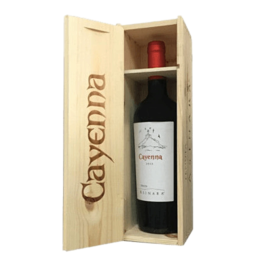 CAYENNA Rosso IGT Isola dei Nuraghi Magnum - Classificazione: Vino Rosso Isola dei Nuraghi IGT. Uvaggio: Cabernet Sauvignon, Syrah, Merlot, Cabernet Franc, Grenache. Comune di produzione: Sorso (SS). Altitudine terreno: 70 mt slm. Tipo di Suolo: Medio Impasto – Sabbioso con discreta presenza di scheletro. Sistema di allevamento: Cordone speronato. Densità di impianto: 5681 ceppi/ha. Resa per ettaro: 25 q.li/ha. Vendemmia: Manuale, nella prima decade di Ottobre. Vinificazione: Raffreddamento delle uve vende