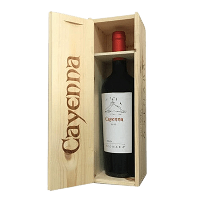 CAYENNA Rosso IGT Isola dei Nuraghi Magnum - Classificazione: Vino Rosso Isola dei Nuraghi IGT. Uvaggio: Cabernet Sauvignon, Syrah, Merlot, Cabernet Franc, Grenache. Comune di produzione: Sorso (SS). Altitudine terreno: 70 mt slm. Tipo di Suolo: Medio Impasto – Sabbioso con discreta presenza di scheletro. Sistema di allevamento: Cordone speronato. Densità di impianto: 5681 ceppi/ha. Resa per ettaro: 25 q.li/ha. Vendemmia: Manuale, nella prima decade di Ottobre. Vinificazione: Raffreddamento delle uve vende