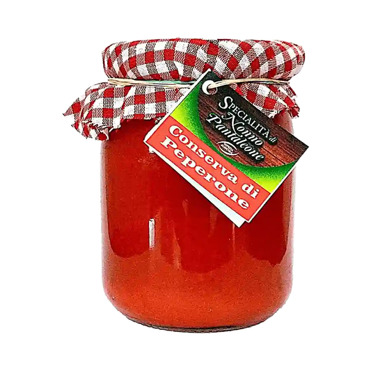 Conserva di peperone 450 g - Dettagli del prodotto La conserva di peperone di Nonno Pantaleone è realizzata utilizzando solo peperoni freschi e selezionati accuratamente per garantire l’eccellente qualità del prodotto, dal sapore irresistibile.Da usare semplicemente spalmata su qualche crostino sfizioso per accompagnare un aperitivo, perfetta da abbinare ai formaggi freschi, alle carni e ai pesci alla griglia, oppure da usare per insaporire il sugo di pomodoro o per condire un piatto di pasta se non hai ta