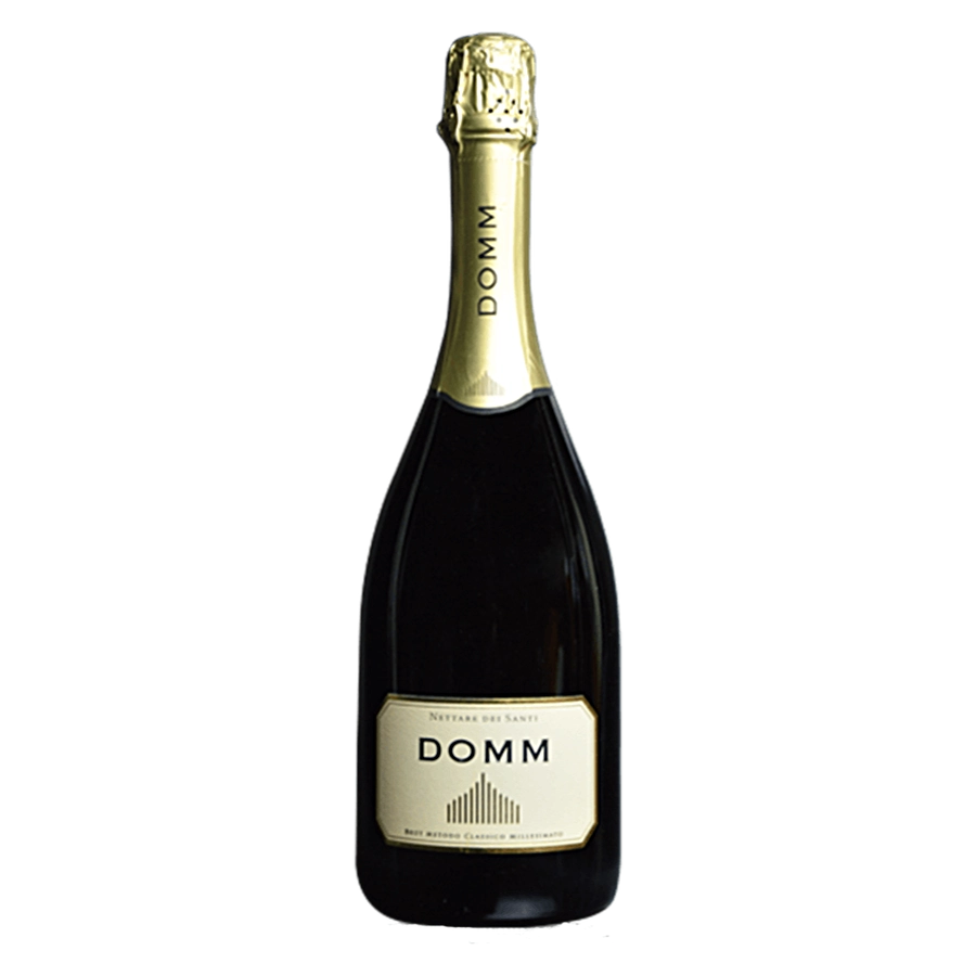 DOMM Brut 2018 - Classificazione:VSQ – Vino Spumante di Qualità – Metodo Classico Uvaggio:Chardonnay 80%, Pinot Nero 20%Sistema di allevamento guyotdensità 4000 piante/ettaro Vinificazione:Raggiunta una giusta maturazione, le uve vengono raccolte manualmente in piccole ceste, rovesciate in carri vendemmia e trasportate alla cantina, dove vengono diraspate delicatamente. Soffice pressatura con presse pneumatiche. Il mosto ottenuto fermenta, a temperatura controllata 16 – 18°, in serbatoi d’acciaio. Matura e