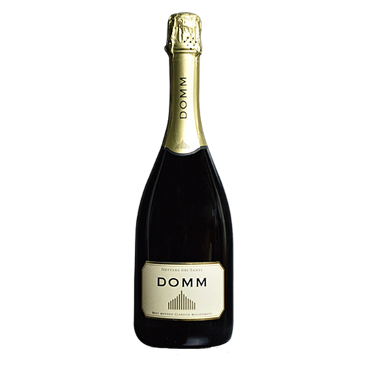 DOMM Brut 2018 - Classificazione:VSQ – Vino Spumante di Qualità – Metodo Classico Uvaggio:Chardonnay 80%, Pinot Nero 20%Sistema di allevamento guyotdensità 4000 piante/ettaro Vinificazione:Raggiunta una giusta maturazione, le uve vengono raccolte manualmente in piccole ceste, rovesciate in carri vendemmia e trasportate alla cantina, dove vengono diraspate delicatamente. Soffice pressatura con presse pneumatiche. Il mosto ottenuto fermenta, a temperatura controllata 16 – 18°, in serbatoi d’acciaio. Matura e