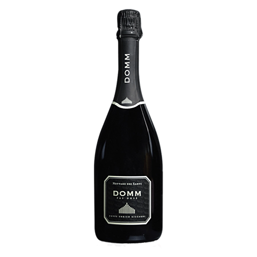 DOMM Pas Dosé - Classificazione:VSQ – vino Spumante di Qualità – Metodo Classico Millesimato, un Millesimato frutto della trentennale esperienza di elaborazione metodo classico della Nettare dei Santi Uvaggio:Chardonnay 80%, Pinot Nero 20%Sistema di allevamento guyotdensità 4000 piante/ettaro Vinificazione:Raggiunta una giusta maturazione, le uve vengono raccolte manualmente in piccole ceste, trasportate alla cantina, dove vengono pressate sofficemente con presse pneumatiche. Il mosto ottenuto fermenta, a