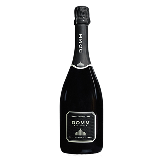 DOMM Pas Dosé - Classificazione:VSQ – vino Spumante di Qualità – Metodo Classico Millesimato, un Millesimato frutto della trentennale esperienza di elaborazione metodo classico della Nettare dei Santi Uvaggio:Chardonnay 80%, Pinot Nero 20%Sistema di allevamento guyotdensità 4000 piante/ettaro Vinificazione:Raggiunta una giusta maturazione, le uve vengono raccolte manualmente in piccole ceste, trasportate alla cantina, dove vengono pressate sofficemente con presse pneumatiche. Il mosto ottenuto fermenta, a