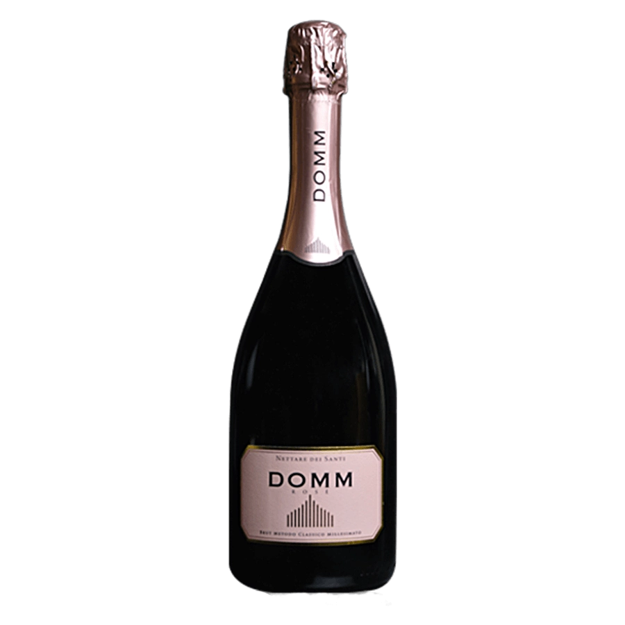 DOMM Rosé Brut 2018 - Classificazione:VSQ – vino Spumante di Qualità – Metodo Classico Millesimato Uvaggio:Pinot Nero 60%, Chardonnay 40%,Sistema di allevamento guyotdensità 4000 piante/ettaro Vinificazione:Raggiunta una giusta maturazione, le uve vengono raccolte manualmente in piccole ceste, rovesciate in carri vendemmia e trasportate alla cantina, dove vengono diraspate delicatamente. Soffice pressatura con presse pneumatiche. I mosti ottenuti fermentano separatamente, a temperatura controllata 16 – 18