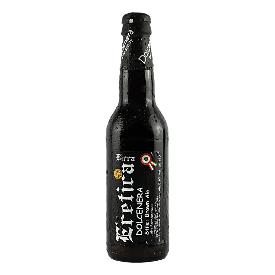 Dolcenera 33cl - Birra basata su malto poco torrefatto dal gusto dolce e corposo, con note di frutta secca e leggero cioccolato. Luppolatura moderata con un leggero aroma fruttato. Colore marrone scuro, quasi nera con schiuma cremosa color nocciola. Birra di origine londinese più vicina alla moderna Brown Ale leggermente più alcolica. Rifermentazione in bottiglia. Grado alcolico: 5,8 % Vol Grado plato: 14,5 °P Amaro IBU: 20 Colore EBC: 55 Fermentazione: Alta⠀⠀⠀⠀⠀⠀⠀ Ingredienti: Acqua, Malto d'Orzo, Luppolo