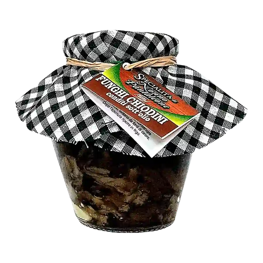 Funghi Chiodini conditi sott'olio 340 g - Dettagli del prodotto I funghi chiodini conditi di Nonno Pantaleone sono realizzati con una materia prima di provenienza italiana, a garanzia di un prodotto di qualità. Lavorati in modo artigianale, vengono bolliti e conditi con ingredienti di prima scelta: olio di semi di girasole, aglio, peperoncino e sale. Hanno un gusto aromatico molto particolare che conferisce un sapore ricco e deciso ad ogni ricetta. Sono adatti ad essere consumati come contorno o come antip