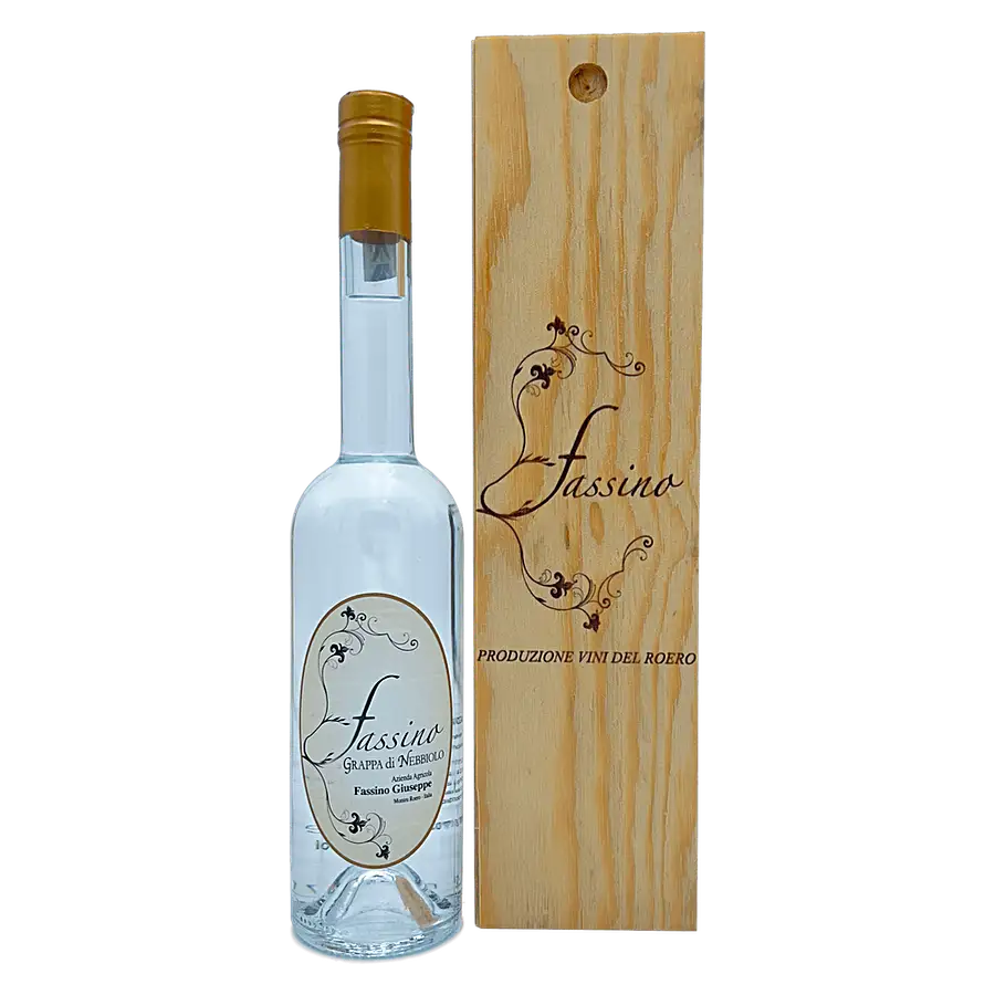 Grappa Di Nebbiolo di Langhe e Roero Con astuccio in legno - Grappa Piemontese di Nebbiolo Materia prima : Vinacce di Nebbiolo di Langhe e Roero, da uve raccolte fresche durante la vendemmia e selezionateSibona. Distillazione : Totalmente in proprio, in alambicchi di rame, grazie alla sapiente esperienza dei nostri enologi mastrodistillatori. Affinamento : per lungo periodo in vasche d’acciaio inossidabileGradazione : 40 % vol.Caratteristiche organoletticheCOLORE : Chiaro, cristallino.PROFUMO : Ampio, note