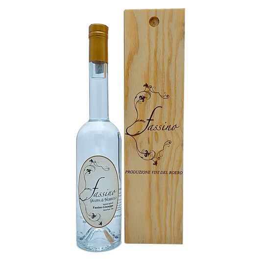 Grappa Di Nebbiolo di Langhe e Roero Con astuccio in legno - Grappa Piemontese di Nebbiolo Materia prima : Vinacce di Nebbiolo di Langhe e Roero, da uve raccolte fresche durante la vendemmia e selezionateSibona. Distillazione : Totalmente in proprio, in alambicchi di rame, grazie alla sapiente esperienza dei nostri enologi mastrodistillatori. Affinamento : per lungo periodo in vasche d’acciaio inossidabileGradazione : 40 % vol.Caratteristiche organoletticheCOLORE : Chiaro, cristallino.PROFUMO : Ampio, note