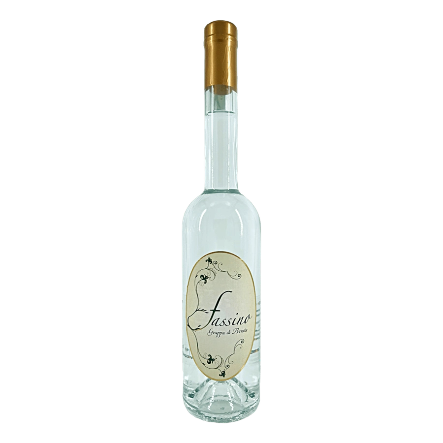 Grappa Di Arneis Con astuccio in legno - Bouquet fine, fresco e avvolgente, accenno note erbacee. Gusto estroso, soave, piena rotondità. Piacevole retrogusto di mandorla amara, delicato e persistente. venduto da Az. Agr. Fassino Giuseppe al prezzo di €24 | unitaliano.com