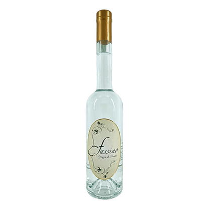 Grappa Di Arneis Con astuccio in legno - Bouquet fine, fresco e avvolgente, accenno note erbacee. Gusto estroso, soave, piena rotondità. Piacevole retrogusto di mandorla amara, delicato e persistente. venduto da Az. Agr. Fassino Giuseppe al prezzo di €24 | unitaliano.com