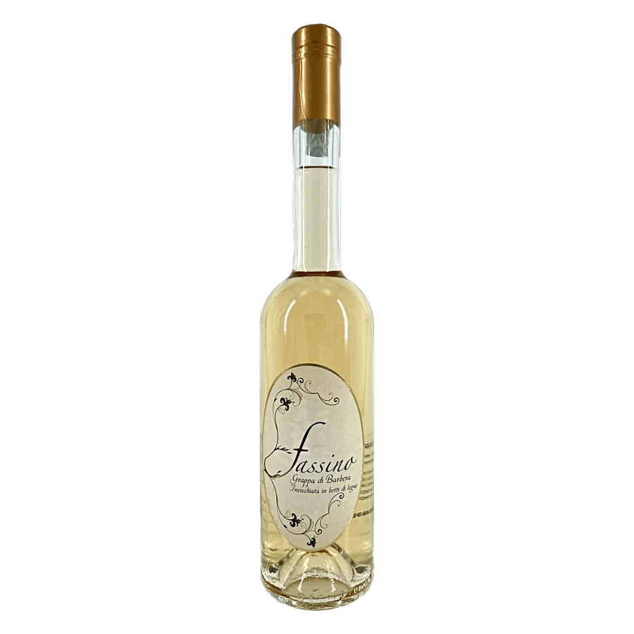 La Grappa Di Barbera - Denominazione : “Grappa Piemontese di Barbera”Materia prima : Vinacce di Barbera, da uve raccolte fresche durante la vendemmia e selezionate Sibona.Distillazione : Totalmente in proprio, in alambicchi di rame, grazie alla sapiente esperienza dei nostri enologi-mastrodistillatori.Affinamento : per lungo periodo in vasche d’acciaio inossidabileInvecchiamento : in botti di rovereGradazione : 40 % vol.Caratteristiche organoletticheCOLORE : Paglierino chiaro.PROFUMO : Virile di grande int