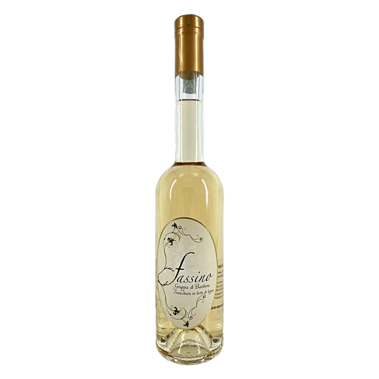 La Grappa Di Barbera - Denominazione : “Grappa Piemontese di Barbera”Materia prima : Vinacce di Barbera, da uve raccolte fresche durante la vendemmia e selezionate Sibona.Distillazione : Totalmente in proprio, in alambicchi di rame, grazie alla sapiente esperienza dei nostri enologi-mastrodistillatori.Affinamento : per lungo periodo in vasche d’acciaio inossidabileInvecchiamento : in botti di rovereGradazione : 40 % vol.Caratteristiche organoletticheCOLORE : Paglierino chiaro.PROFUMO : Virile di grande int