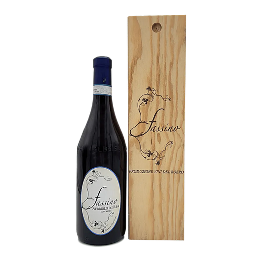 Nebbiolo d'Alba Superiore D.O.C. Con astuccio in legno - Note tecniche: vitigno a bacca nera, produce grappoli di forma piramidale di dimensione media con acini piccoli.Produzione massima 90 Q per ettaro.Vitigno principe del Piemonte dal quale si ricavano i vini che che hanno reso grande la produzione enoica Piemontese nel mondo. Vitigno polimorfo, consente di produrre vini di grande struttura e adatti all'invecchiamento In tutte le sue versioni il Nebbiolo ha un filo conduttore: l'eleganza. La struttura t