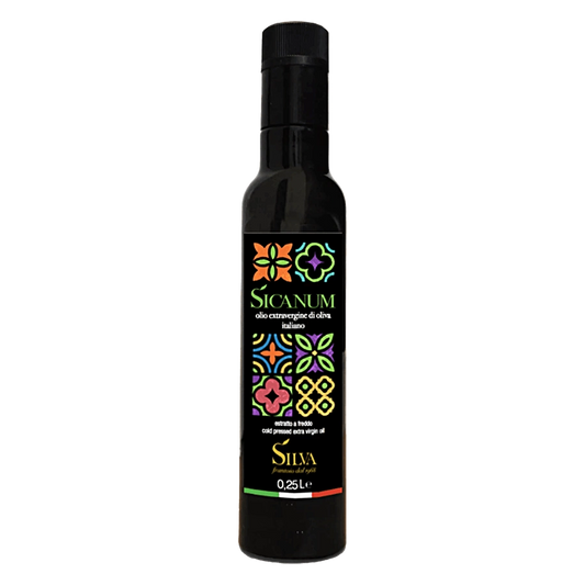 Olio Extra Vergine di Oliva Sicanum - 0.25 L - Il nostro olio extra vergine di oliva Sicanum è un multicultivar, ottenuto da Nocellara del Belice, Moresca, Tonda Iblea, Giarraffa e Biancolilla (Aliva rizza), questo blend di cultivar conferisce all’olio uno spiccato equilibrio sensoriale e ricchezza di gusto.Selezioniamo accuratamente le olive migliori che vengono coltivate e raccolte con metodi tradizionali e infine molite nel frantoio di famiglia sempre entro e non oltre le 24 ore dalla raccolta.Il proces