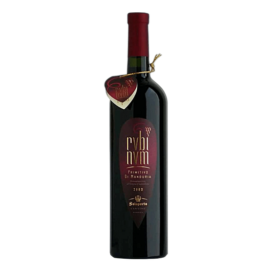 Rubinum 17° Primitivo di Manduria DOP - Rubino brillante screziato di arancio. Carnoso e avvolgente con note di confettura di prugna e cioccolato. È il tradizionale primitivo raccolto quando le uve sono in surmaturazione. I 17 gradi alcolici sono interamente svolti e il vino è secco e di scorrevolissima beva. Da meditazione. Vitigno: PrimitivoZona di produzione: ManduriaEtà dei Vigneti: 45/50 anniSistemi di allevamento: alberelloCeppi per ettaro: 6000Resa uva per ettaro: 40/50 quintaliResa in vino per quin