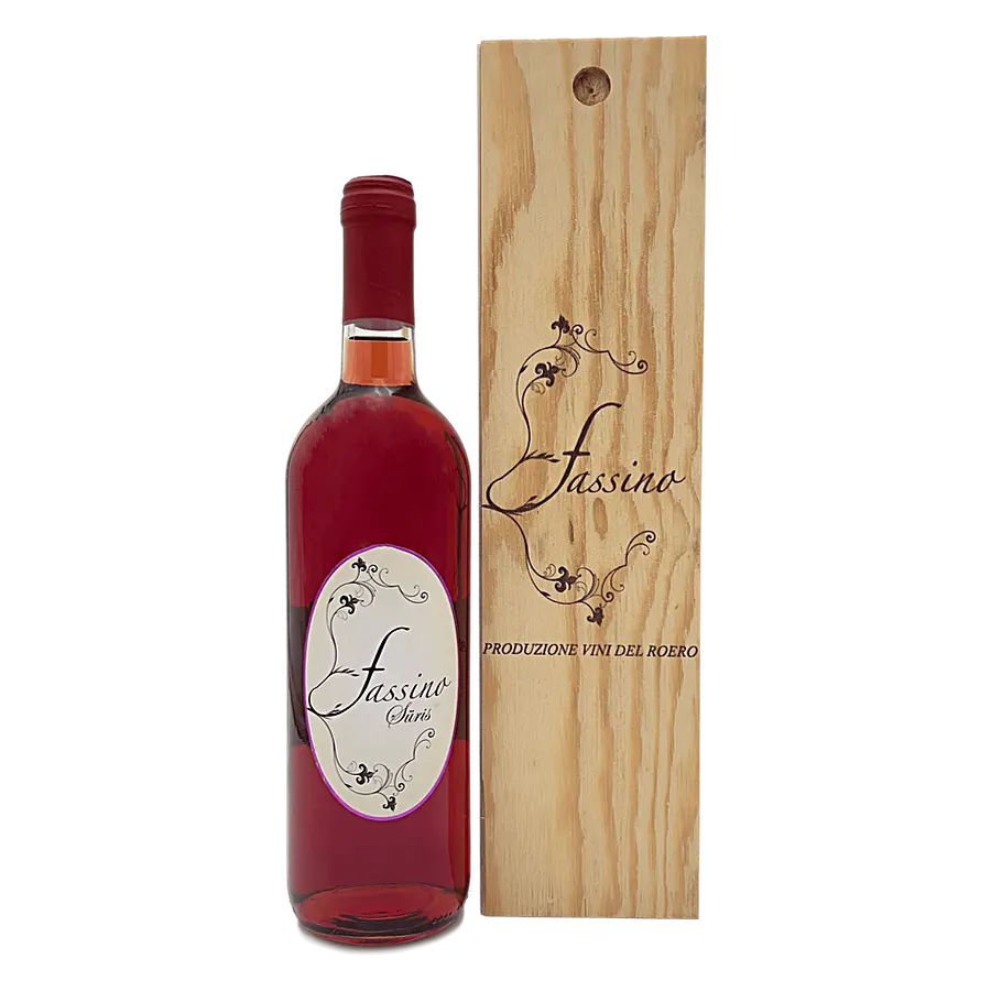 Suris Rosato Con astuccio in legno - NOTE TECNICHE: e’ un vino prodotto da uve barbera e arneis vinificate insieme per ottenere questo colore roseo brillante ,un vino nato per bere d’estate quando la temperatura e’ elevata e abbiamo bisogno di bere qualcosa di fresco piacevole ma con gradazioni alcoliche non alte,il nome scelto in dialetto piemontese significa sorriso. Vinificazione: fermentazione in acciaio, affinamento acciaio ,viene imbottigliato in primavera successiva alla vendemmia Colore: roseo cari