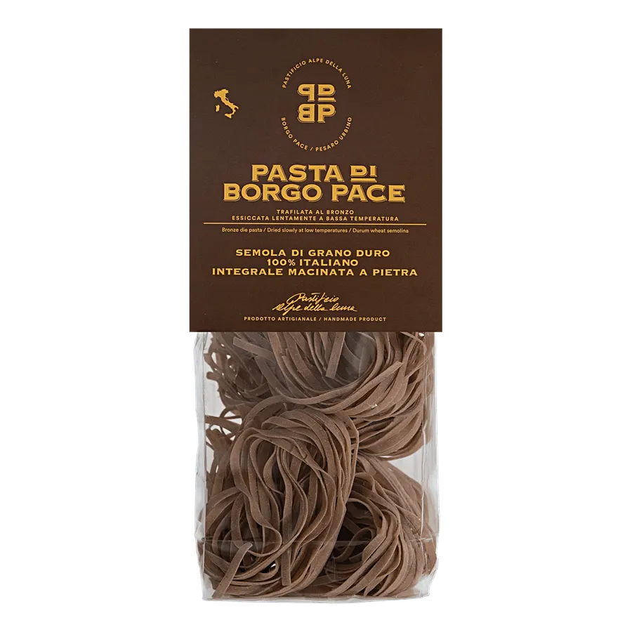 Tagliatelle Integrali - Pasta di semola di grano duro 100% italiano, molito e coltivato in Italia. Trafilatura al bronzo essiccazione lenta a bassa temperatura. Semola di grano duro, acqua. Contiene glutine. Può contenere trace di soia. Tempo medio di conservazione 24 mesi. VALORI NUTRIZIONALI riferiti a 100 g: Energia: 365kcal-1525kj; Carboidrati: 75 g; Zuccheri: 2,4 g; Fibre alimentari: 3,3 g; Proteine totali: 13,5 g; Grassi totali: 1,4 g di cui saturi: 0,3 g; Sale: 0,01 g. venduto da Pastificio Alpe del