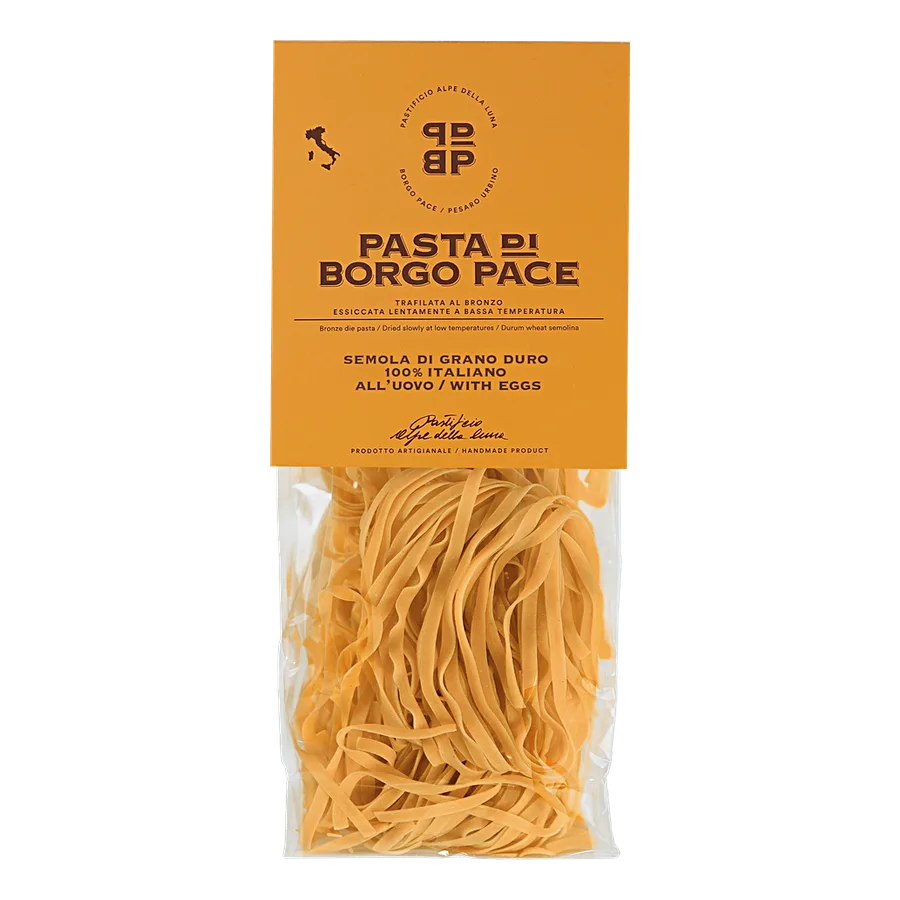 Tagliatelle all' Uovo - Pasta di semola di grano duro 100% italiano, molito e coltivato in Italia. Trafilatura al bronzo essiccazione lenta a bassa temperatura. Semola di grano duro, acqua. Contiene glutine. Può contenere trace di soia. Tempo medio di conservazione 24 mesi. VALORI NUTRIZIONALI riferiti a 100 g: Energia: 302kcal-1264kj; Carboidrati: 61,51 g; Zuccheri: 1,71 g; Fibre alimentari: 2,84 g; Proteine totali: 14 g; Grassi totali: 2,73g di cui saturi: 0,79 g; Sale: 0,04 g. venduto da Pastificio Alpe