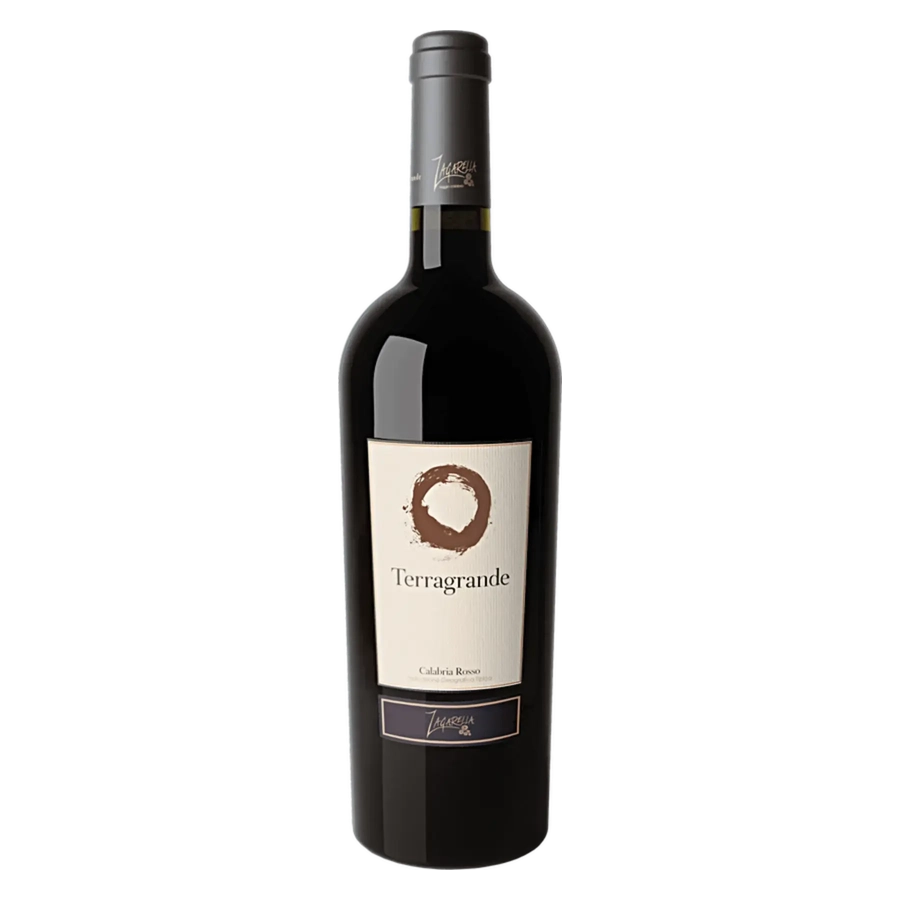 Terragrande IGT - Il Calabrese, cultivar autoctona, preponderante e capriccioso, accoglie armoniosamente due antichi e famosi vitigni internazionali, il Merlot ed il Cabernet Sauvignon, coltivati sulle dolci colline della tenuta Zagarella denominata “a Terrarandi”. L’accurata e attenta raccolta manuale, rispetta i tempi della naturale maturazione favorita dal calore del sole e delle escursioni termiche determinate dalle correnti dello stretto di Messina. Il Terragrande racconta la storia della terra che ha