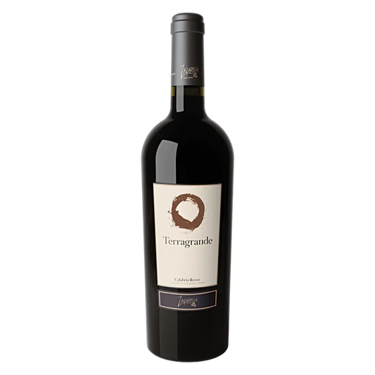 Terragrande IGT - Il Calabrese, cultivar autoctona, preponderante e capriccioso, accoglie armoniosamente due antichi e famosi vitigni internazionali, il Merlot ed il Cabernet Sauvignon, coltivati sulle dolci colline della tenuta Zagarella denominata “a Terrarandi”. L’accurata e attenta raccolta manuale, rispetta i tempi della naturale maturazione favorita dal calore del sole e delle escursioni termiche determinate dalle correnti dello stretto di Messina. Il Terragrande racconta la storia della terra che ha