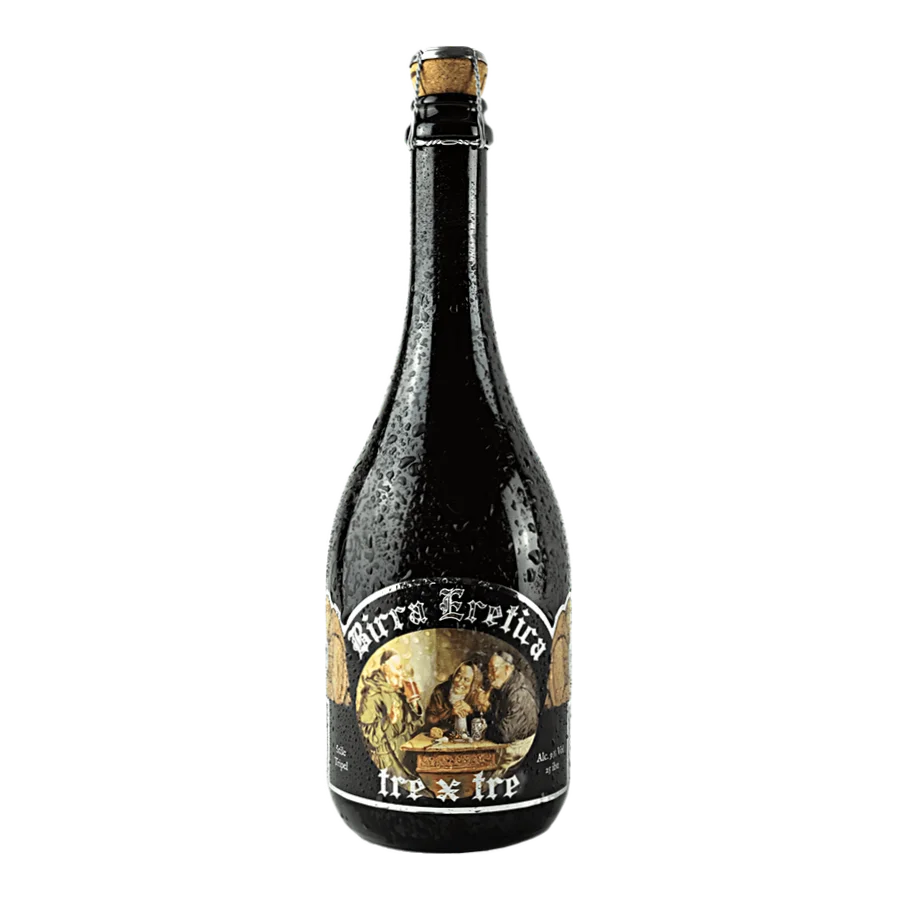 Tre x Tre 75 cl - Birra Ale che si ispira a quelle d'Abazia, chiara dal piacevole gusto rotondo di malto. Note fruttate leggermente alcoliche che si combinano con il carattere pulito dei malti; sorprendentemente beverina considerati gli elevati gradi alcolici. Aspetto dorato intenso, schiuma bianca e persistente. In origine fu resa popolare dal monastero trappista di Westmalle. Rifermentazione in bottiglia. Grado alcolico: 9,5 % Vol Grado plato: 25 °P Amaro IBU: 21 Colore EBC: 13 Fermentazione: Alta