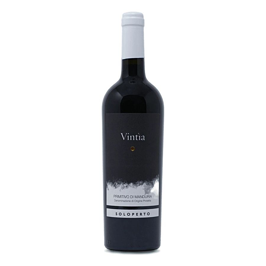 Vintia Primitivo I Manduria DOP 14° - Vintìa è un capriccio di vento, figlio cocciuto di scirocco e tramontana. Fiato di Salento che agita vigne e carezza le pietre. Vintìa è capriccio di terra rossa senza età, buona soltanto per farci il vino, è radice assetata che scava fin dove arriva il mare. Vintìa è un capriccio d'amore mai spento, scritto con rabbia sui muri di sassi ai confini del mondo. Vintìa è un capriccio...Colore rosso rubino. Al naso prugna, rosmarino e pepe nero. Al palato è deciso, con fina