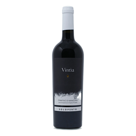 Vintia Primitivo I Manduria DOP 14° - Vintìa è un capriccio di vento, figlio cocciuto di scirocco e tramontana. Fiato di Salento che agita vigne e carezza le pietre. Vintìa è capriccio di terra rossa senza età, buona soltanto per farci il vino, è radice assetata che scava fin dove arriva il mare. Vintìa è un capriccio d'amore mai spento, scritto con rabbia sui muri di sassi ai confini del mondo. Vintìa è un capriccio...Colore rosso rubino. Al naso prugna, rosmarino e pepe nero. Al palato è deciso, con fina