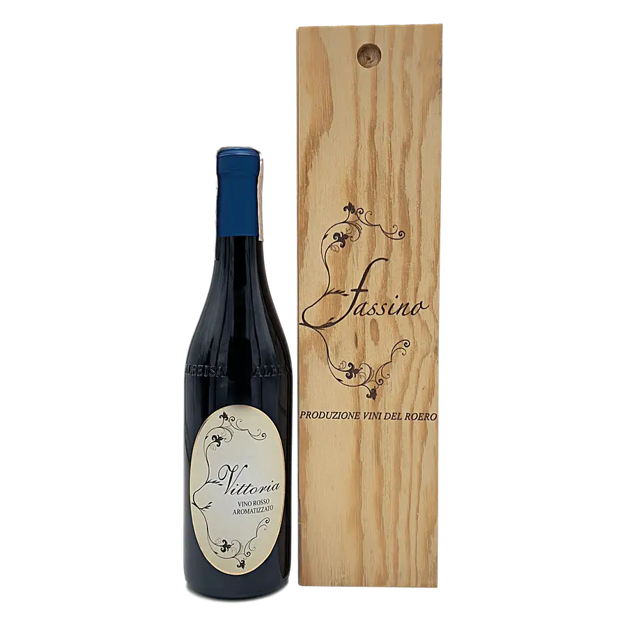 Vittoria Vino Aromatizzato con elegante astuccio in legno - Vino di vitigno croattina.L’infuso usato per la lavorazione del vino aromatizzato e’ composto da queste erbe e spezie messe a macerazione in alcool a 60 gradi. All'assaggio profumi di:china calissaiaassenzio romanogarofano chiodicannellanoce moscatacoriandoloraberbaro cinesearancio amaro venduto da Az. Agr. Fassino Giuseppe al prezzo di €21 | unitaliano.com